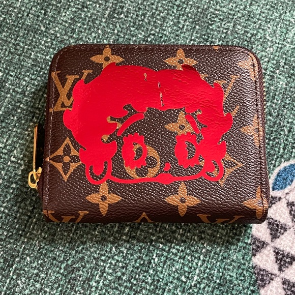 Betty Boop Red Foil and Brown Faux Leather Small Zip Wallet - Picture 3 of 4